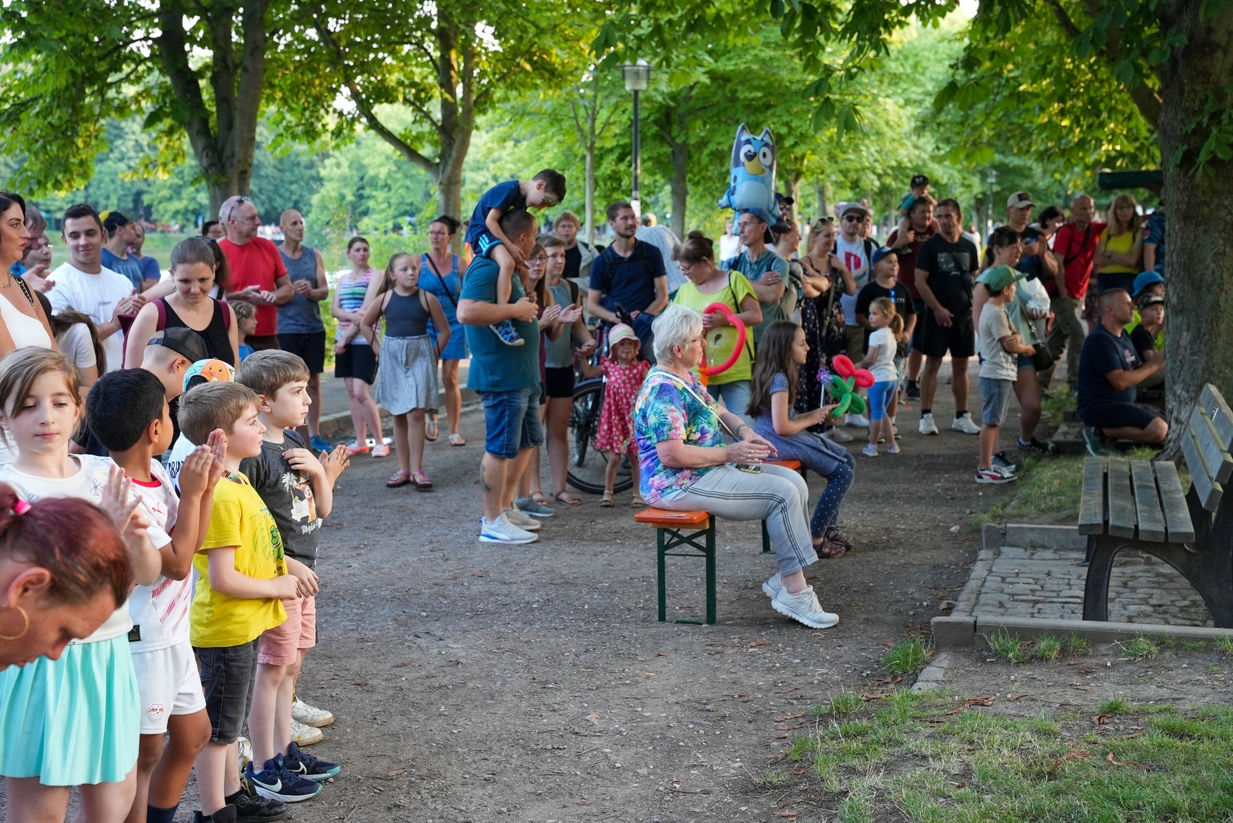 Familien und Gäste genießen das Altenburger Weinfest mit Programm und Bühnenstimmung