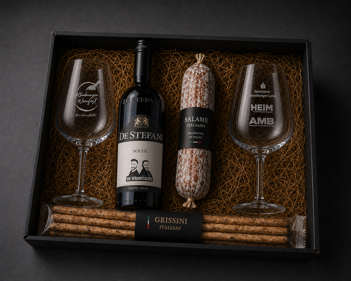 Geschenkbox mit italienischem Rotwein, zwei Weingläsern, italienischer Salami und Grissini