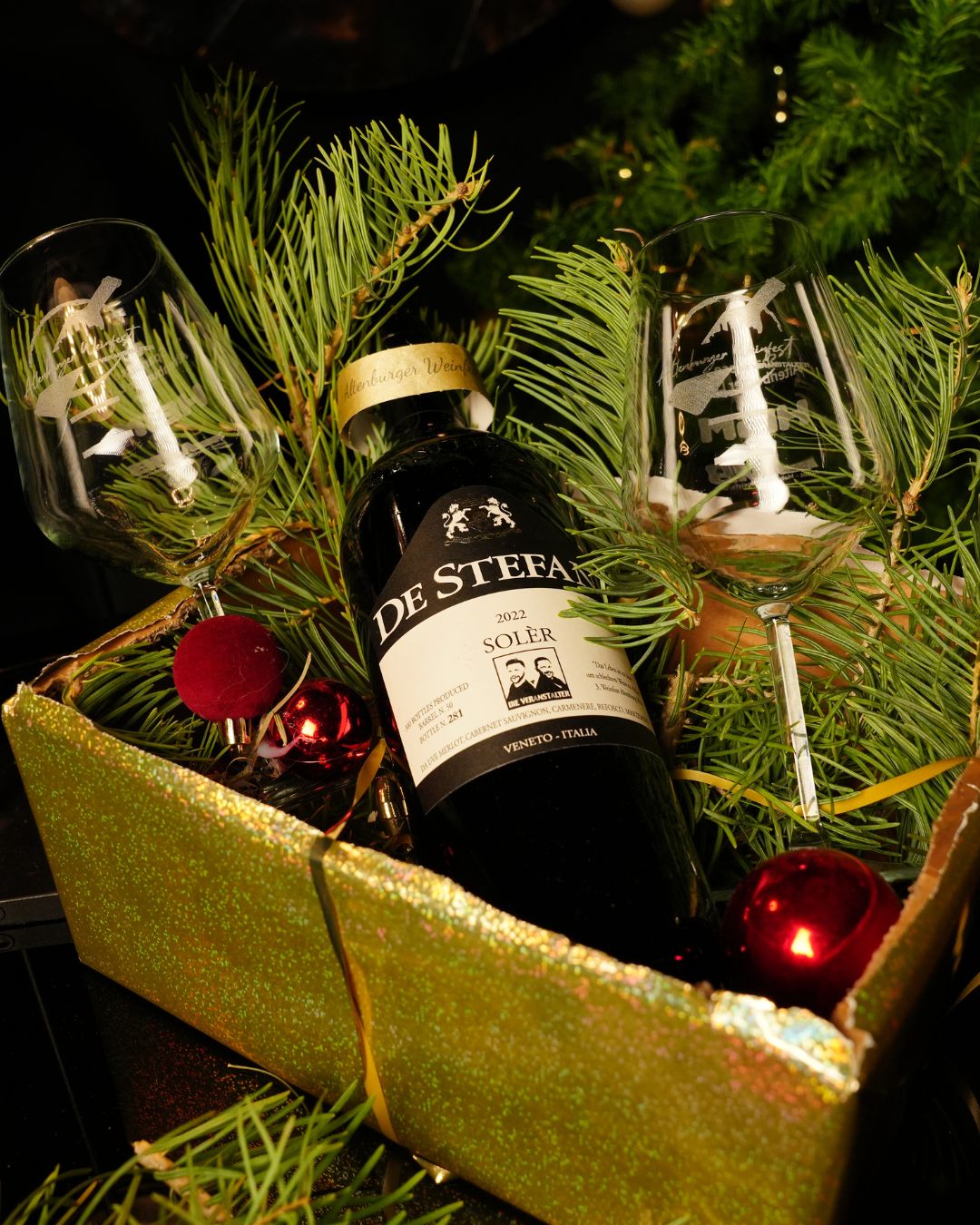 Weinfest Geschenkbox mit Rotwein De Stefani SOLÉR und zwei Weingläsern mit Altenburger Weinfest Logo in weihnachtlicher Box