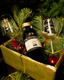Weinfest Geschenkbox mit Rotwein De Stefani SOLÉR und zwei Weingläsern mit Altenburger Weinfest Logo in weihnachtlicher Box